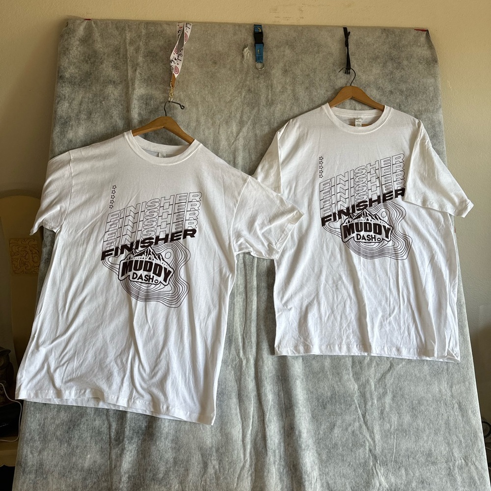SET OF 2 WHITE MENS SHORT SLEEVE T SHIRT FINISHER MUDDY DASH SZ MEDIUM